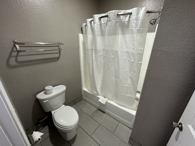Bathroom 3, Motel 6 Alvarado, TX, Johnson