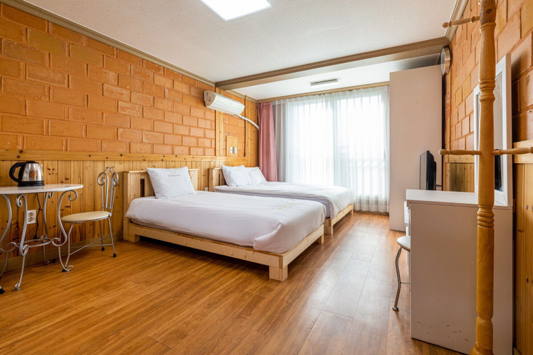Bedroom 2, Red Clay, Jeju