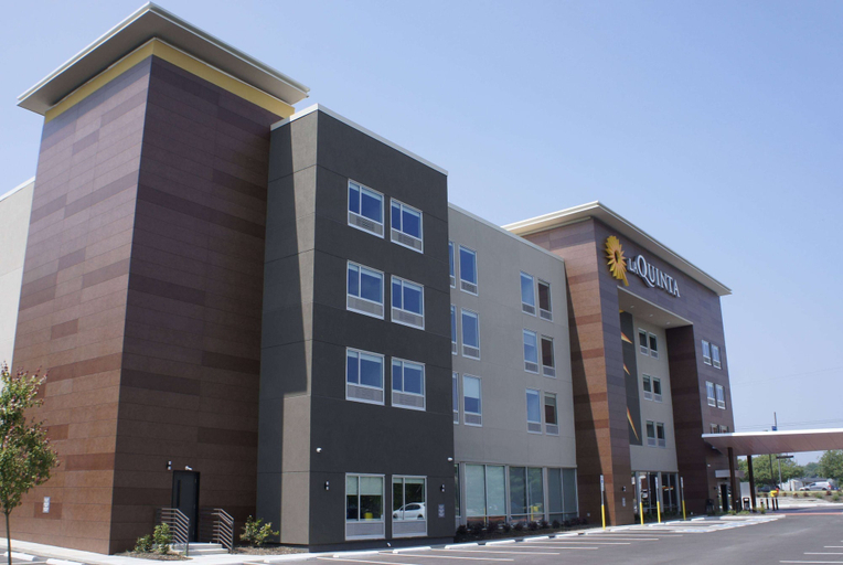 Exterior & Views 2, La Quinta Inn & Suites by Wyndham Manchester / Arnold AFB, Coffee