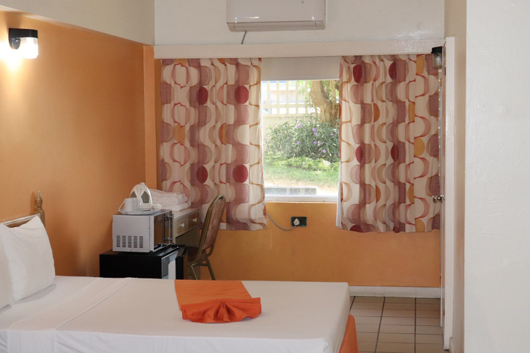 Bedroom 4, Pineapple Court Hotel