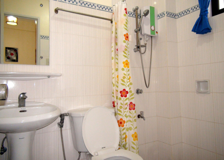 Bathroom 3, Squares Cafe and Apartments, Puerto Galera