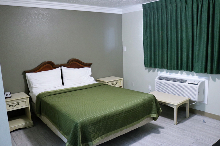 Bedroom 2, Deluxe Inn Motel, Calcasieu
