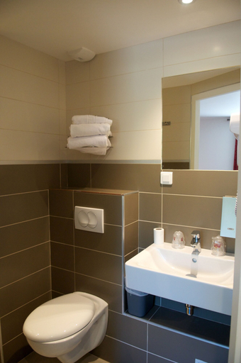 Bathroom 5, Brit Hotel Montpellier Euromédecine, Hérault