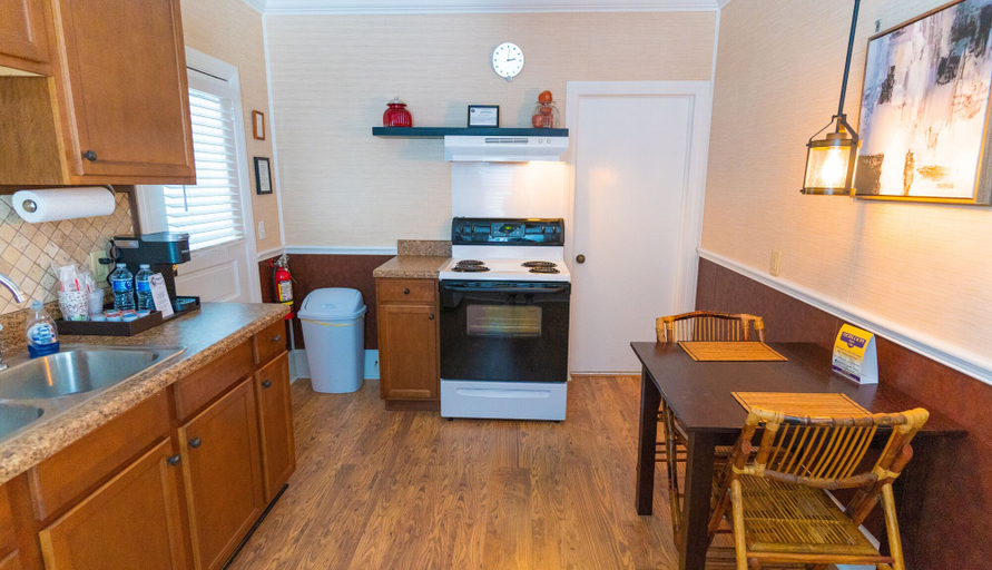 Others 5, The Heirloom Inn, Lake