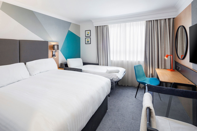 Bedroom 5, Holiday Inn GLOUCESTER - CHELTENHAM by IHG, Gloucestershire