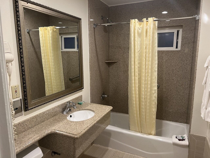 Bathroom 5, Redondo Inn and Suites, Los Angeles