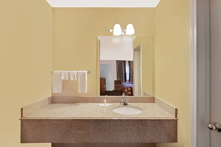 Bedroom 4, Super 8 by Wyndham Siloam Springs, Benton