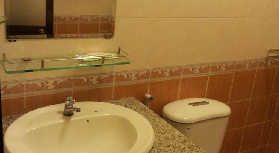 Bathroom, Kim Ngoc Hotel, District 1