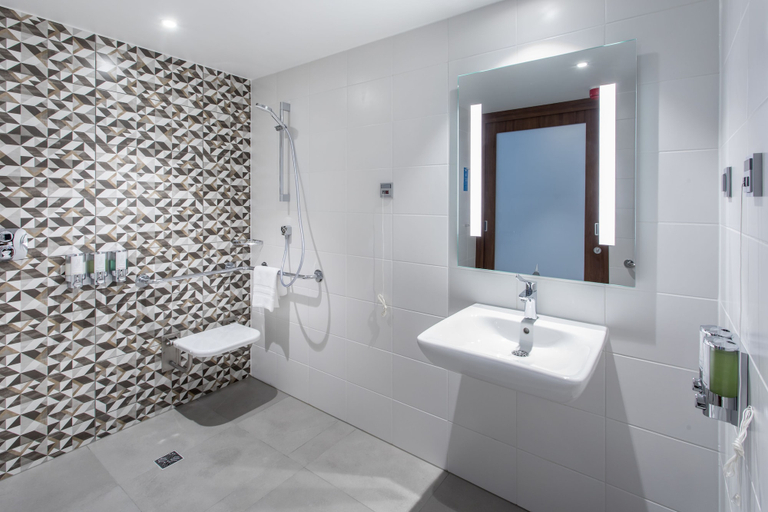 Bathroom 4, Hampton by Hilton Gdansk Oliwa, Gdańsk City