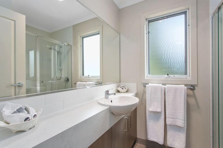 Bathroom 4, Victor Harbor Holiday Park, Victor Harbor