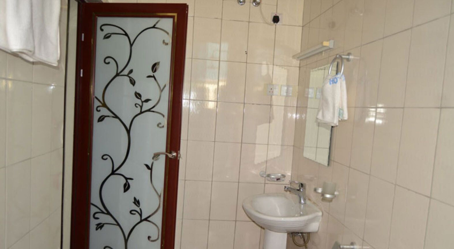 Bathroom, Lesa Garden Hotel, Nyamagana