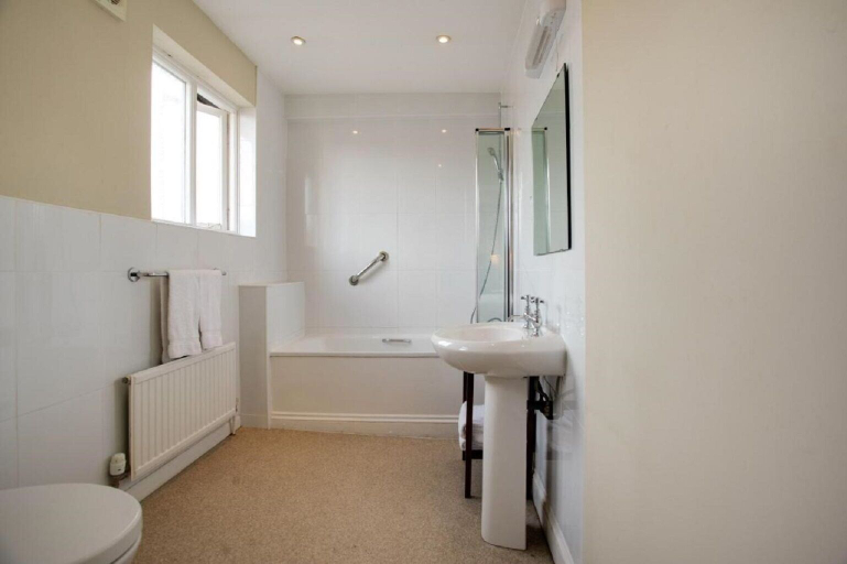 Bathroom 3, The Rose and Crown Hotel, Cambridgeshire
