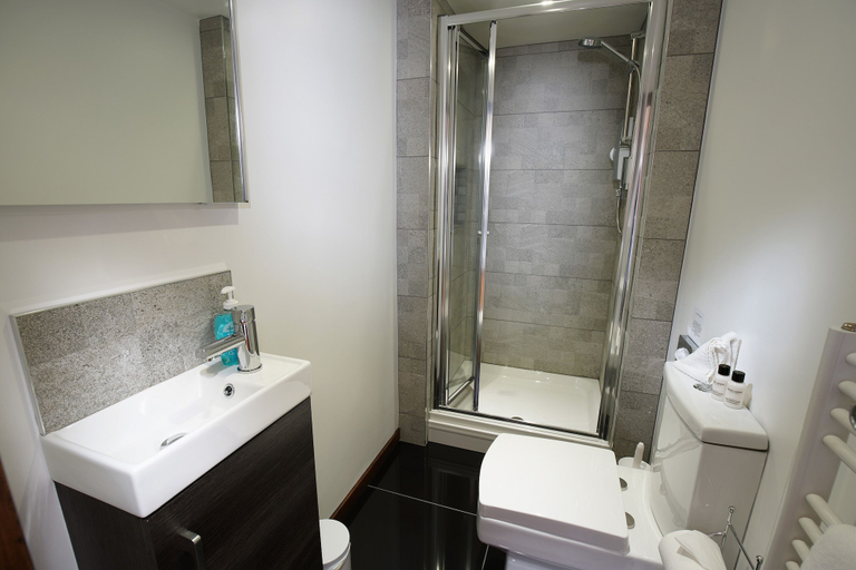 Bathroom 5, Hamble Retreat House and Luxury Studios, Hampshire
