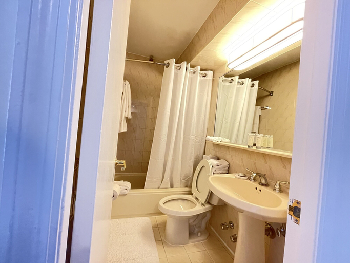 Bathroom 3, Garden Inn & Suites, New York