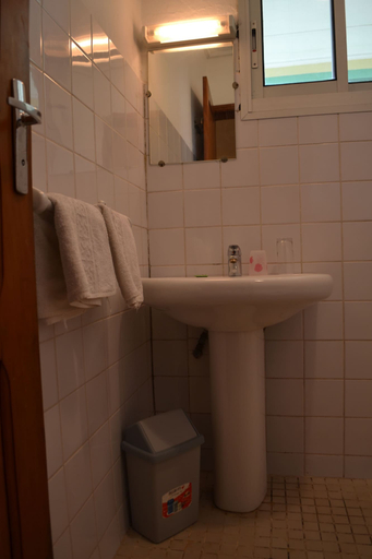 Bathroom 3, L'Aquarius Marina 2000, Wouri
