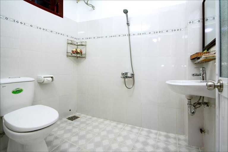 Bathroom 4, Blue Clouds Homestay, Da Nang