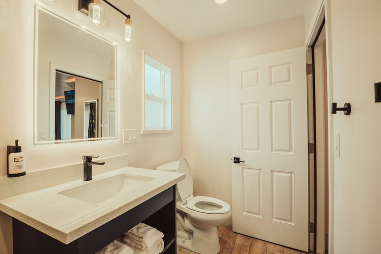 Bathroom 5, Blufftop Inn & Suites - Wharf/Restaurant District, San Luis Obispo