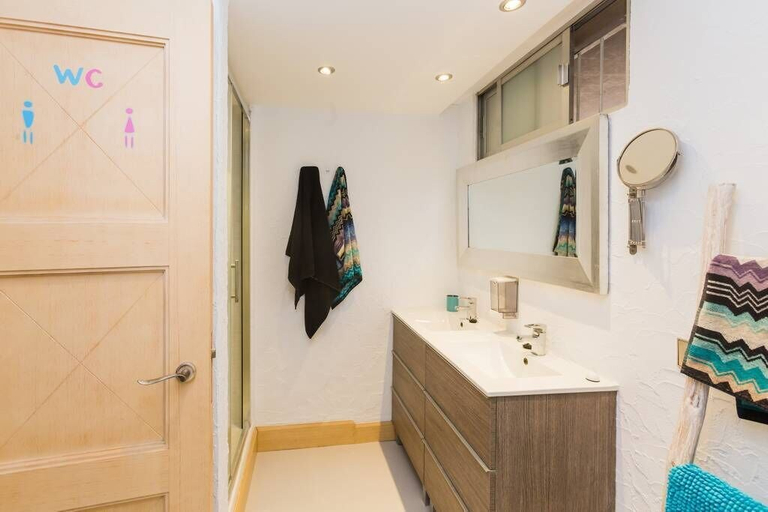 Bathroom 5, Y Hostel - Albergue Juvenil, Baleares