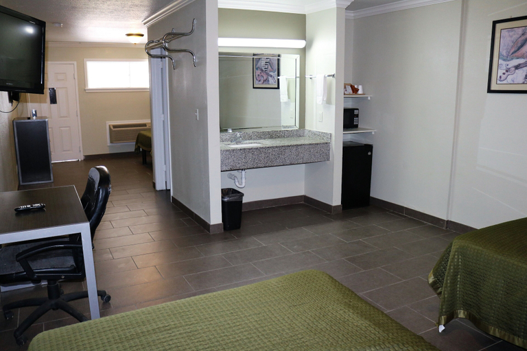 Bedroom 2, Deluxe Inn Motel, Calcasieu