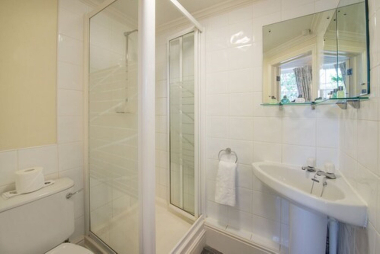 Bathroom 5, Bartley Lodge Hotel, Hampshire