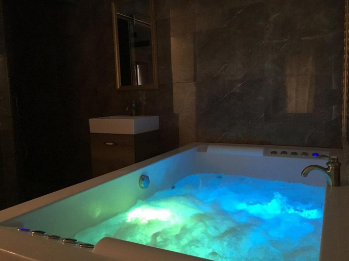 Others 5, Central Business Suites with Hot Jacuzzi, Belgrade