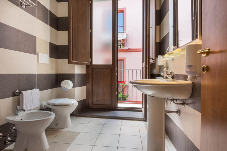 Bathroom 3, Arcobaleno Rooms, Cagliari