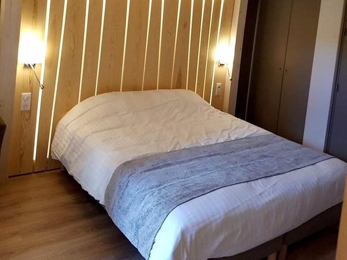 Bedroom 3, Logis Hotel De La Poste - Tence, Haute-Loire