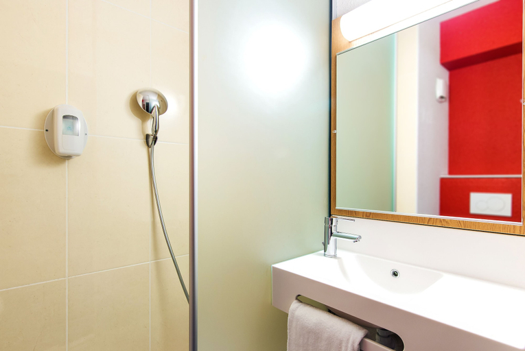 Bathroom 4, B&B HOTEL Toulouse Purpan Zénith, Haute-Garonne