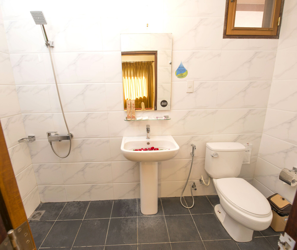 Bathroom 4, River Top Lodge, Thandwe