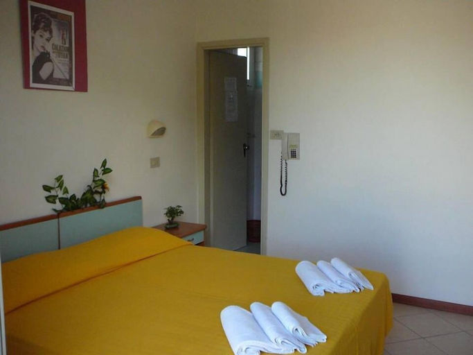 Bedroom 2, Hotel Cannes Rimini, Rimini