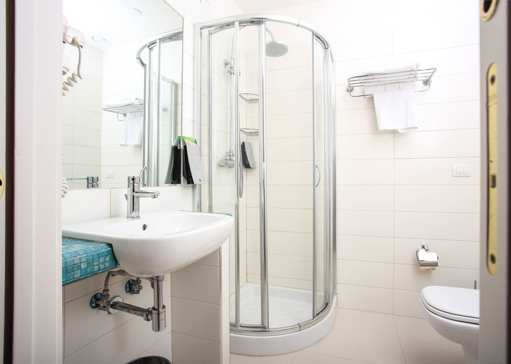 Bathroom 5, Hotel Punta Negra, Sassari