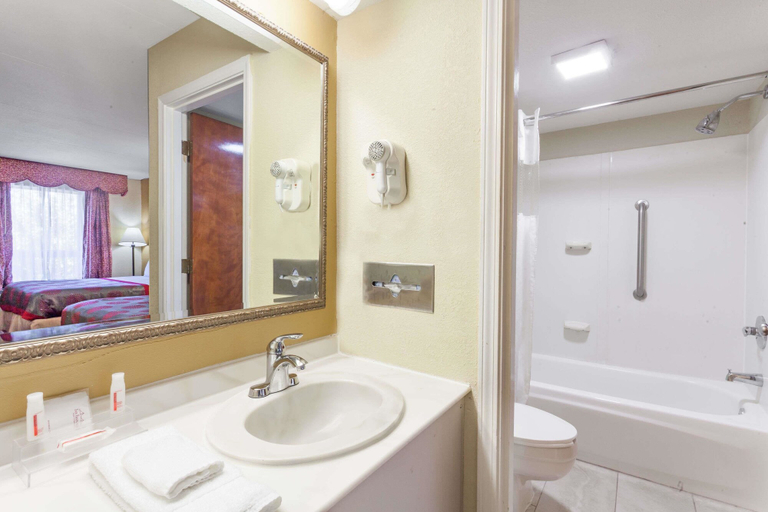 Bathroom 4, Ramada by Wyndham Lebanon, Wilson