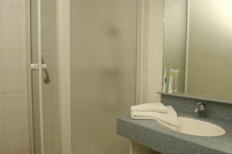 Bathroom 4, Village Vacances Azureva Kerjouanno, Morbihan