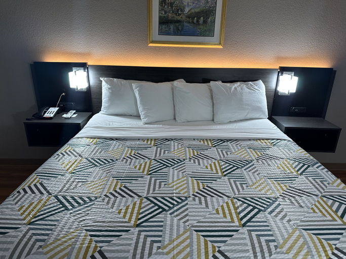 Bedroom 2, Motel 6 Alvarado, TX, Johnson