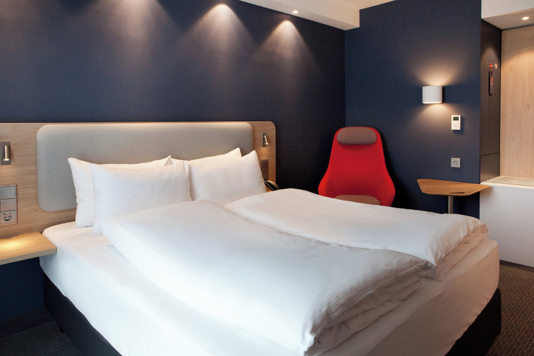 Bedroom 5, Holiday Inn Express MUNICH - OLYMPIAPARK by IHG, München