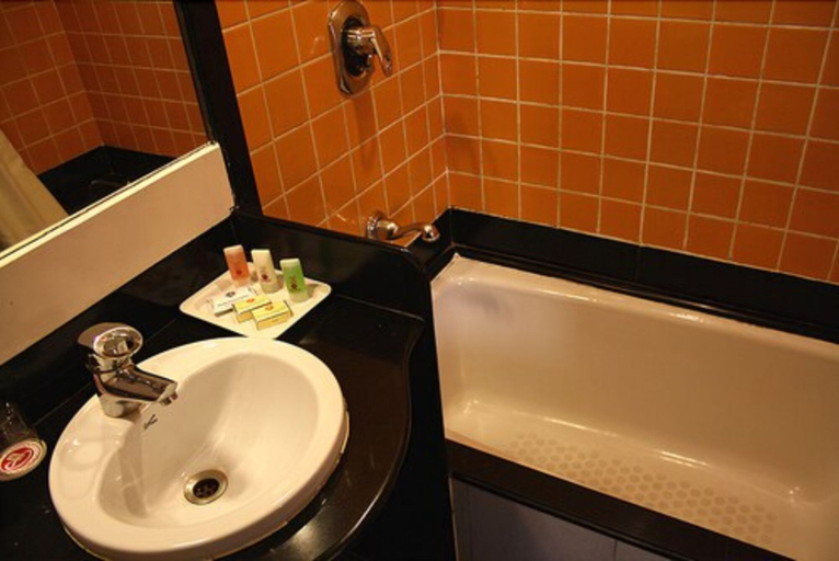 Bathroom 4, Ramee Guestline Hotel Khar, Mumbai Suburban
