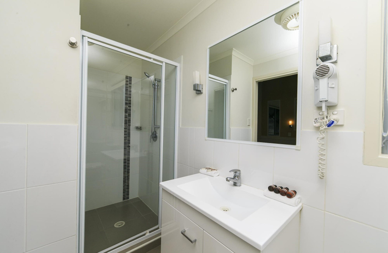 Bathroom 4, Reflections Byron Bay - Holiday Park, Byron