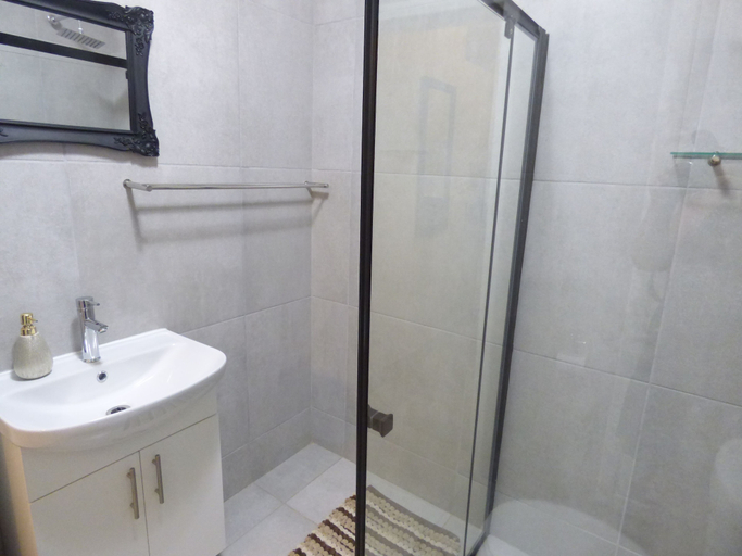 Bathroom 3, Tsumeb Backpackers & Safari, Tsumeb
