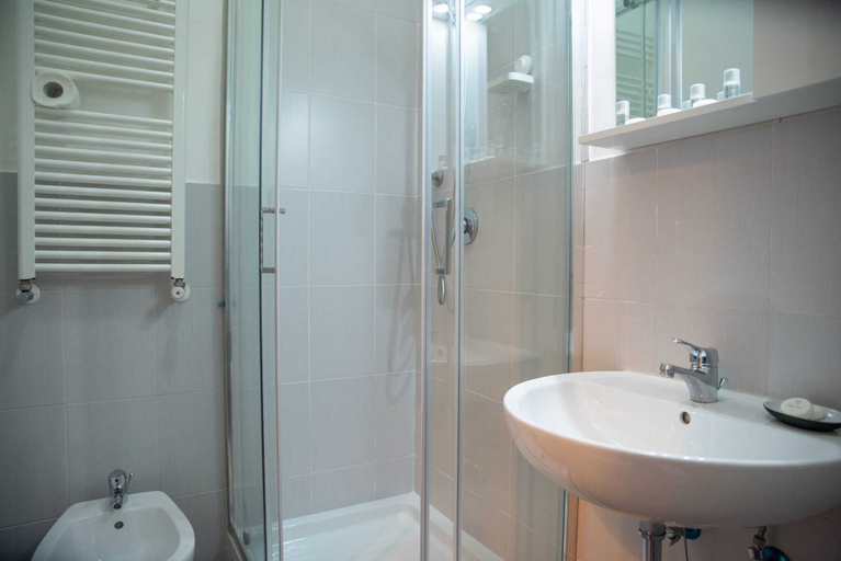 Bathroom 5, Romerooms, Roma