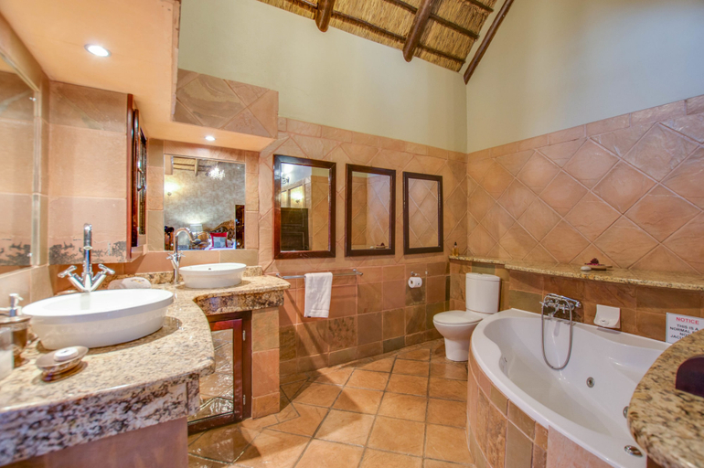 Bathroom 4, Kassaboera Lodge, Bojanala