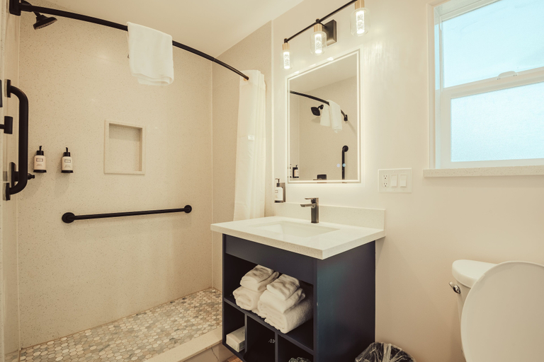 Bathroom 5, Blufftop Inn & Suites - Wharf/Restaurant District, San Luis Obispo