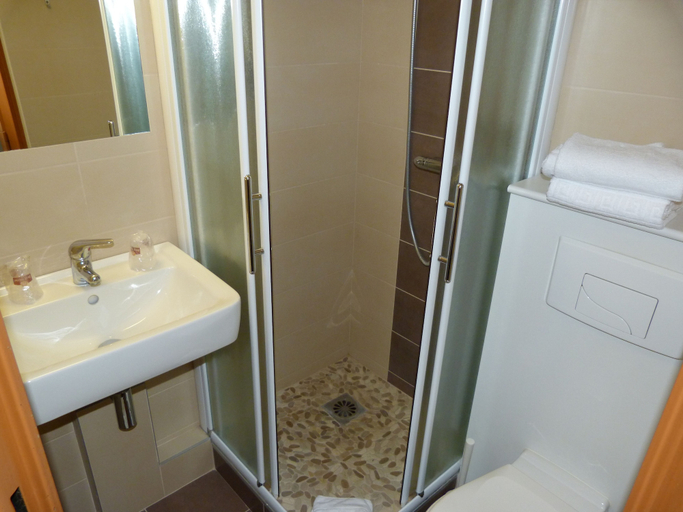 Bathroom 5, Brit Hotel Montpellier Euromédecine, Hérault