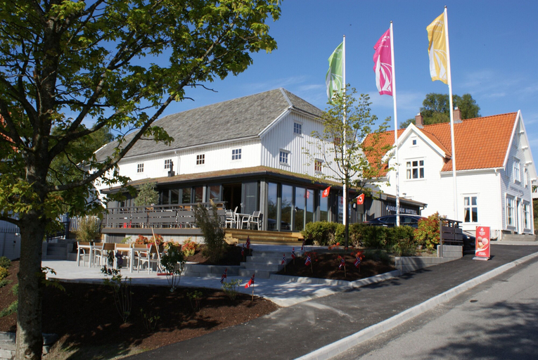 Exterior & Views