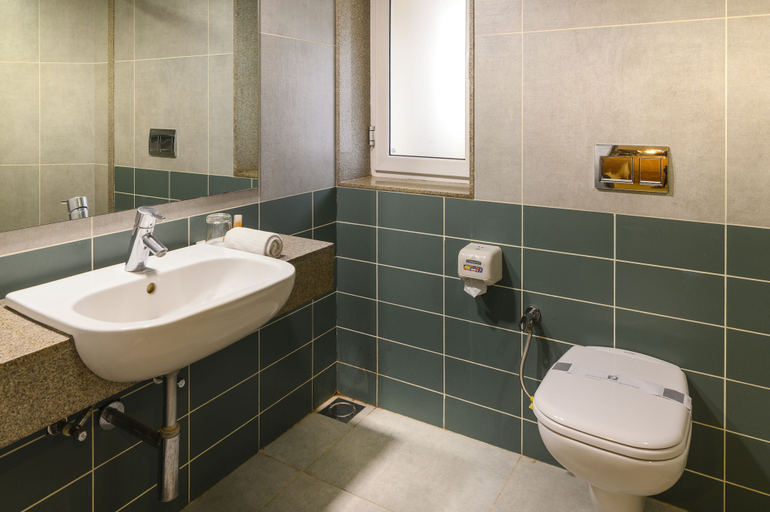 Bathroom 4, Budget Inn Bellevue, Surat