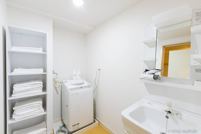 Bathroom 2, Mitsuyama Building, Hiroshima