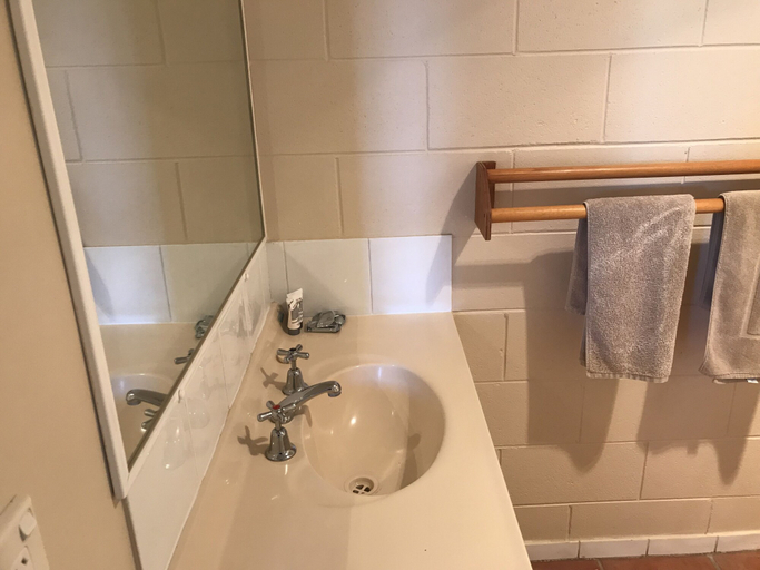 Bathroom 3, Central Motel, Longreach