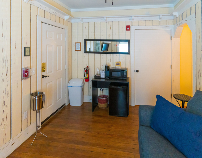 Others 4, The Heirloom Inn, Lake