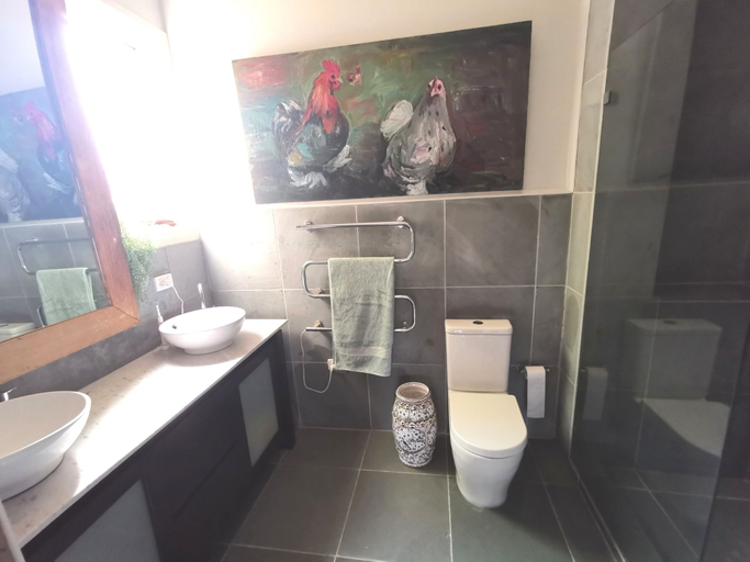 Bathroom 4, Stylish Comfortable Central Artists Home, Melbourne