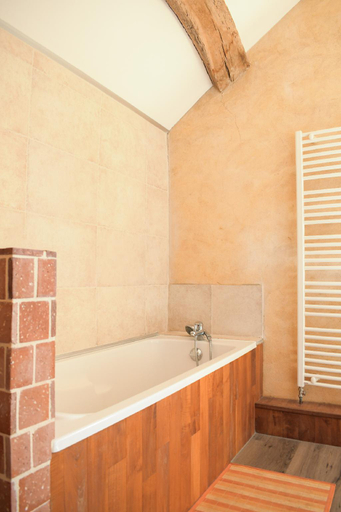 Bathroom 2, Maison Blanche, Côte-d'Or