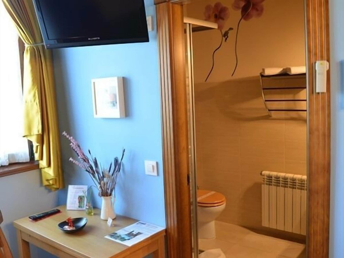 Bathroom 3, Posada Bernabales, Cantabria
